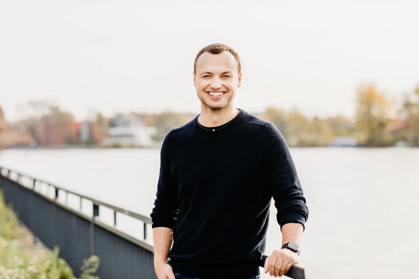 Timo Maletschek am Ufer, im Hintergrund Wasser und Bäume